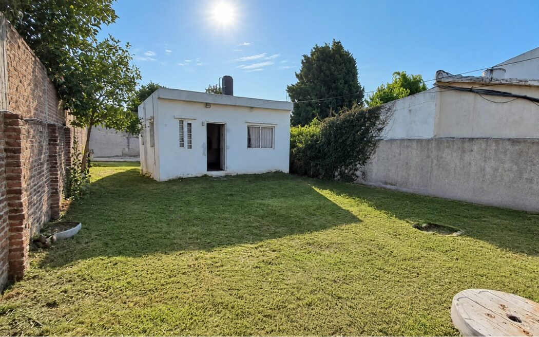 Casa en Alquiler en Berazategui – Lote amplio con garage, galpón y dos patios